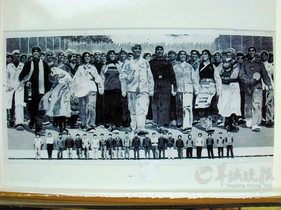 美术组成员与工人在大画前留影