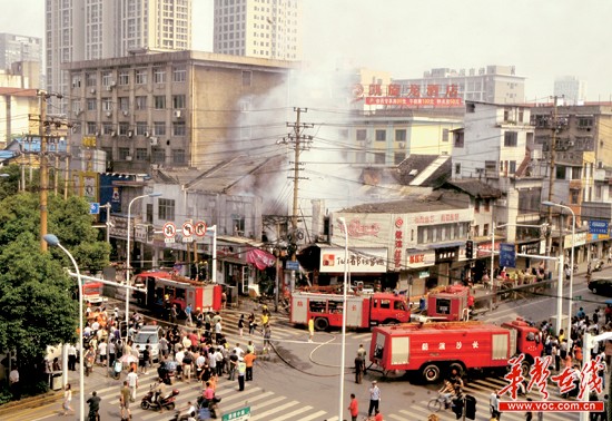 长沙中山路门店火烧连营 内衣店二楼几乎垮塌