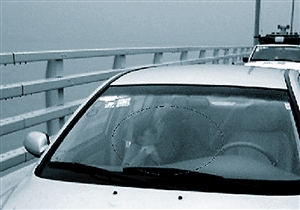 情侣跨海大桥上玩车震被罚_资讯频道_凤凰网