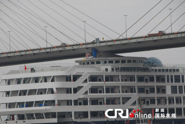 2012年5月23日，五星“明珠七号”在拖带至浙江温州市区郭公山码头的过程中，意外撞上温州大桥，大桥箱梁梁板出现明显撞痕。游轮撞桥 。图片来源：cfp