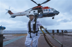 直升机无法降落，检验员张晓民被空降到油轮上。