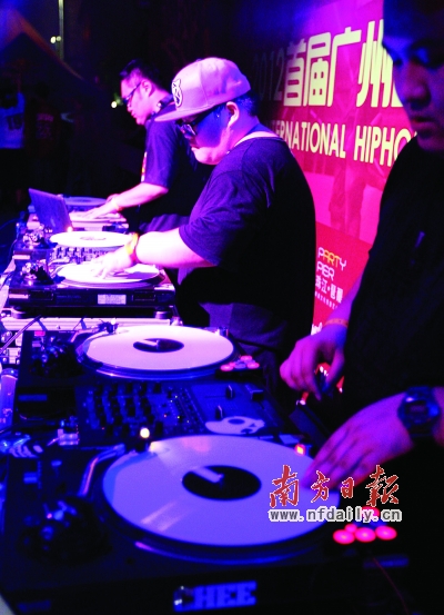 精气神DJ组合搓碟高手搓出令人兴奋的节奏