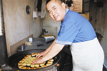 “卢记火烧”第五代传人卢学智在制作火烧。 本报记者 杨惠全 摄