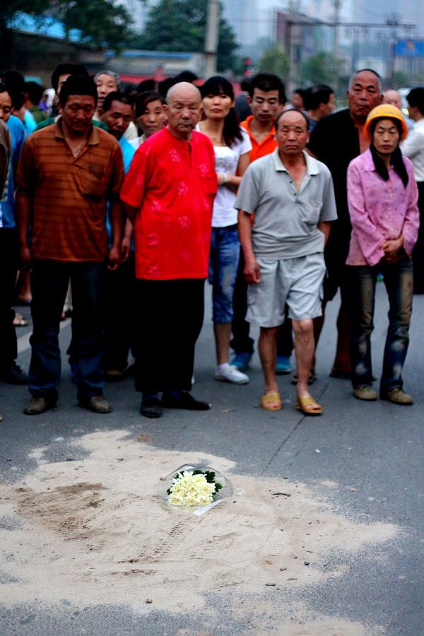 组图:西安小学生放学路上被撞身亡 市民摆放菊