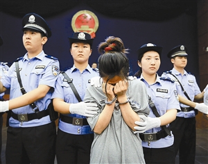 31岁女毒贩被判刑当庭痛哭