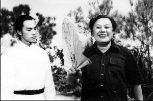 　　狄龙和张彻（右）在《刺马》（1973）拍摄现场。