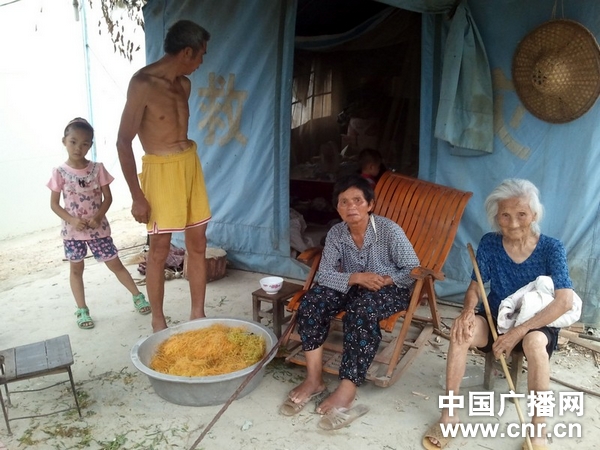 住在板房中的吉利村村民