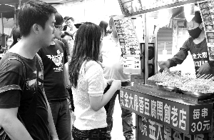 　　深坑豆腐菜之烤豆腐，是台湾台北县深坑乡有名的小吃之一，因为水质清澈，并以盐卤及木材燃料人工制作，有特殊的柴香味，非一般石膏制作。深坑豆腐菜多达百种。　　（胡声安/摄）