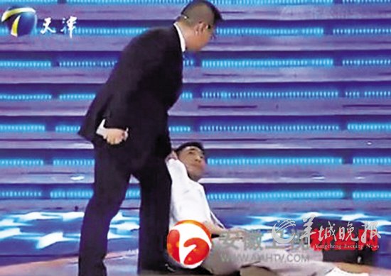　　郭杰在主持人张绍刚的逼问下晕倒