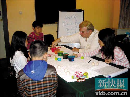 ■外教罗伯特·清奇来到东莞为孩子们上课。