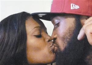 “食人魔”尤金的女友向媒体展示了一张她与尤金的亲吻照，以证实尤金并非暴虐成性。 她为男友辩护，认为其或许是吸食毒品后产生幻觉才做出这种事。