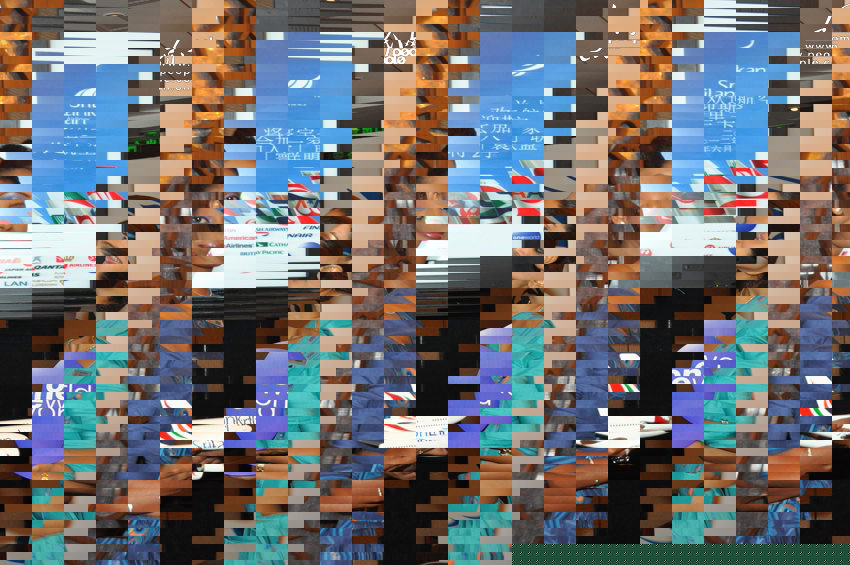 2012年6月11日上午，两名斯里兰卡航空的空姐身穿传统服装纱丽，在北京展示其机队飞机模型和“寰宇一家”航空联盟的标志。