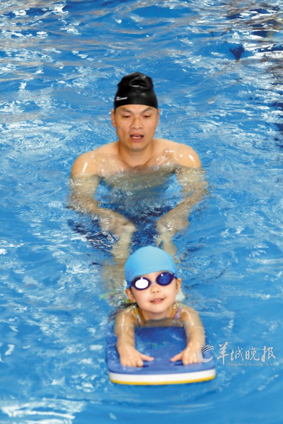 泳池中,那群游泳启蒙人