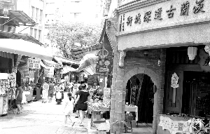 　　深坑老街至今已有近百年的历史，整条老街的风貌犹存。图为深坑老街出口。　　（胡声安/摄）