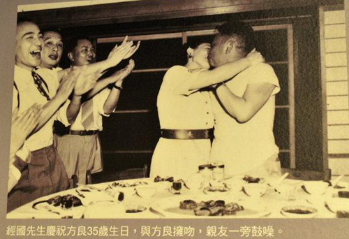 组图:蒋经国热吻妻子亲密照曝光