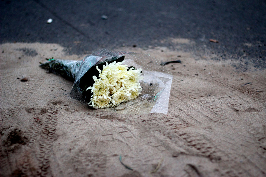 组图:西安小学生放学路上被撞身亡 市民摆放菊