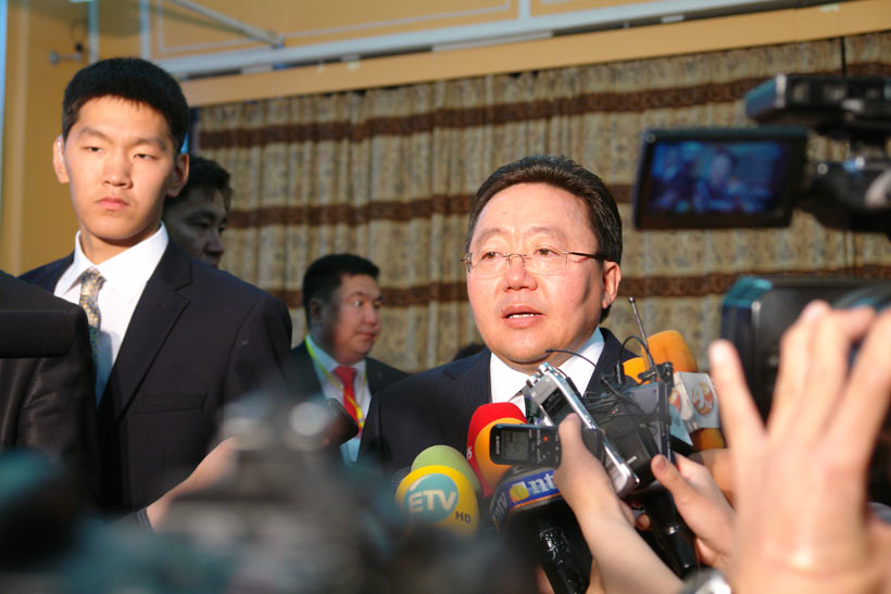 蒙古国总统额勒贝格道尔吉投票结束后接受媒体采访。