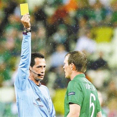西班牙与爱尔兰一役，主裁判普罗恩萨（左）匪夷所思地撞倒爱尔兰球员，网友@泰格是老虎称：“谁来给主裁判一张黄牌？”（新 华）