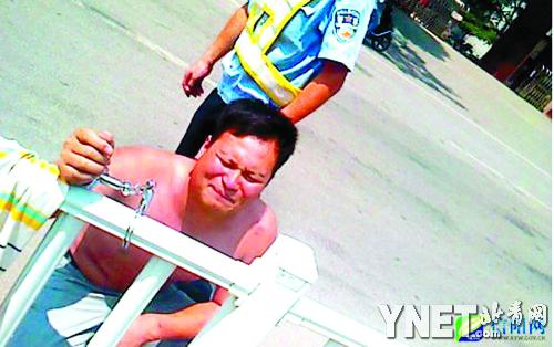 男子被铐交警队门前