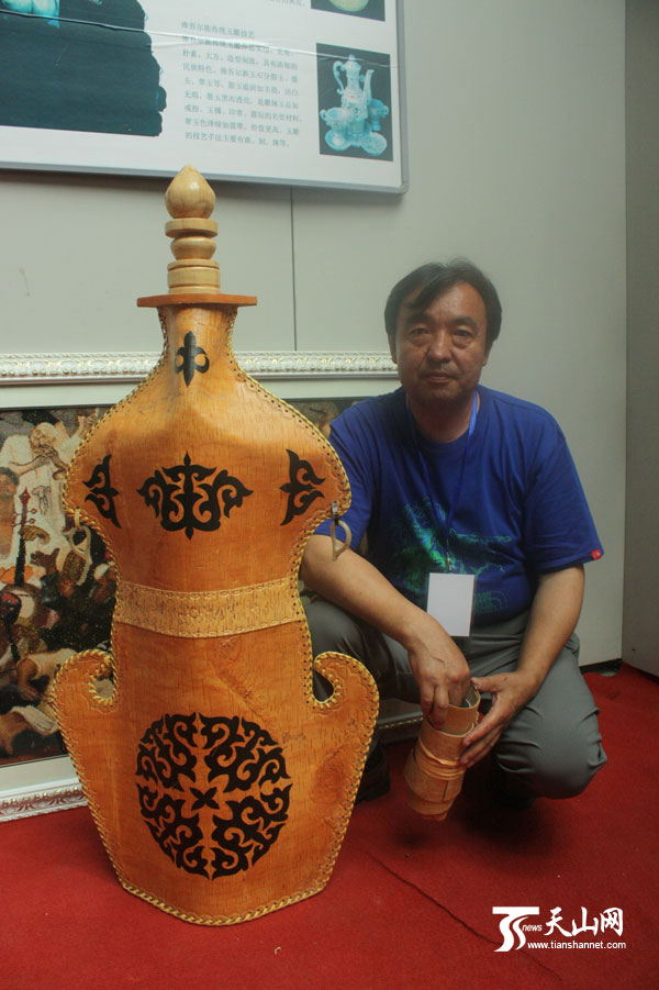 一位哈萨克族手工艺人在展示他用桦树皮制作的工艺品.