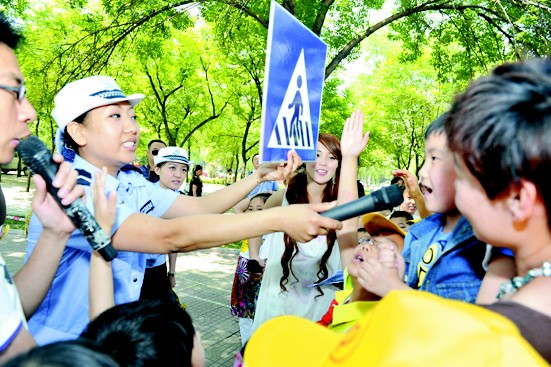 特别的六一儿童节 太原交警六一交通安全宣传