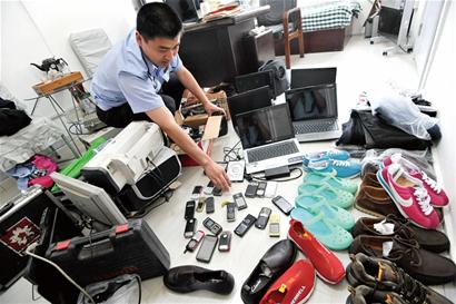 小贼不偷东西就闹心 家里赃物像商铺(图)