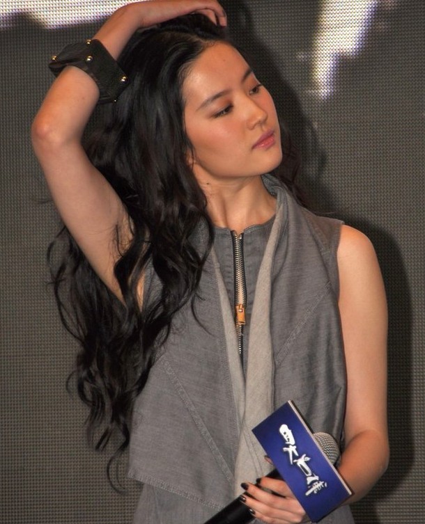 刘亦菲透视裙露裸色热裤 江一燕露背性感_资讯