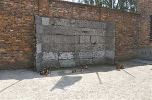 ▲囚犯被处决时面对的死亡墙。