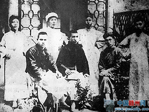 陈赞贤（前左二）与朱由铿（前左一）等人合影