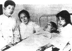 廖夫人何香凝（左二）及其子女廖承志（左一）、廖梦醒（右一）在廖仲恺遗体旁。