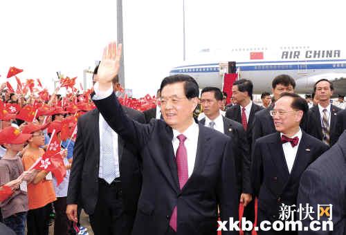 ■胡锦涛主席在机场向欢迎人群挥手致意。 新华社发
