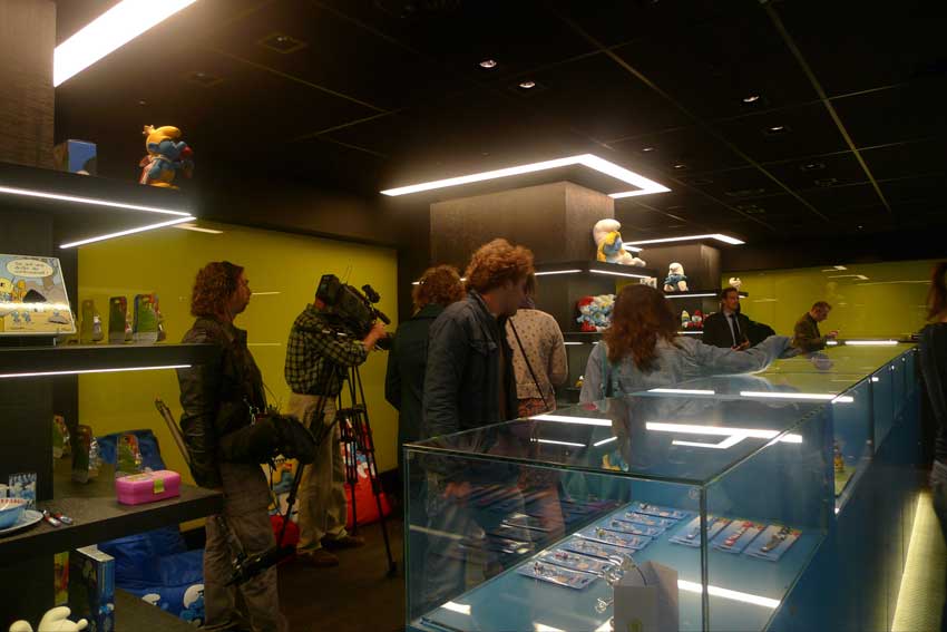 记者们在专卖店参观采访。      摄影：人民网驻比利时记者  张亮