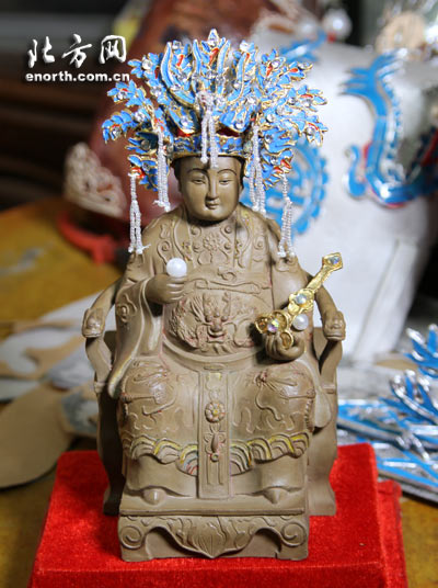 妈祖像上面的小型戏曲盔头也是夫妻二人作品