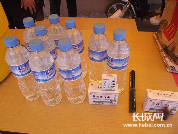 免费发放的矿泉水。长城网 周军 摄