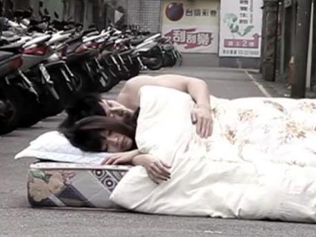 路边上演春宫秀，引发争议。