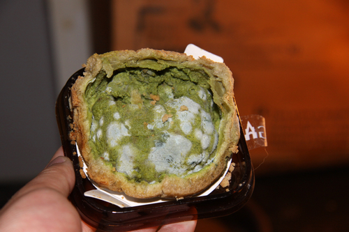 元祖糕点保质期内长霉斑 店员态度恶劣(组图)