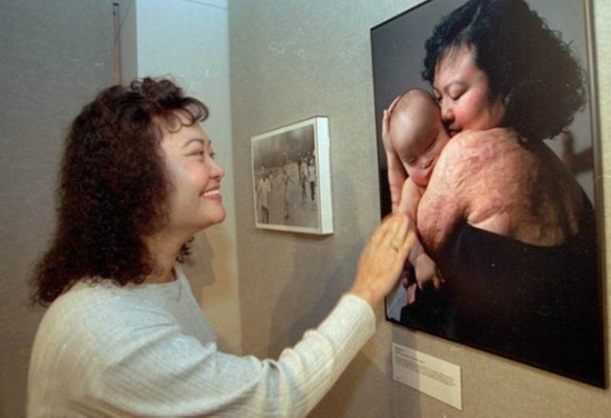 潘金淑在乔&middot;麦克纳利拍摄的照片前。