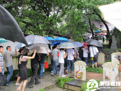 "最美司机"吴斌今日下葬 长眠于杭州市革命烈士陵园