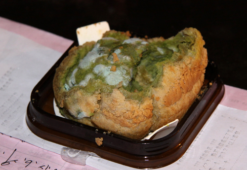 元祖糕点保质期内长霉斑 店员态度恶劣(组图)