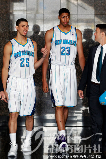 安东尼-戴维斯(中)与奥斯丁-里弗斯是黄蜂未来