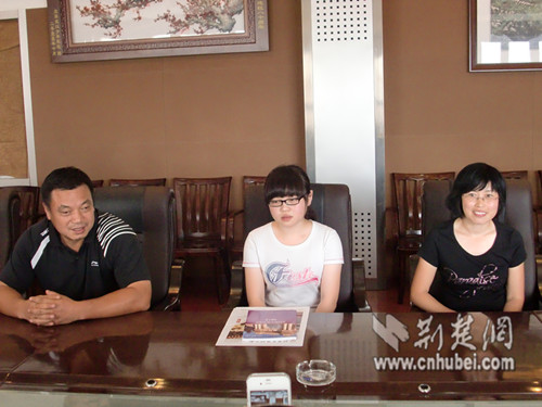 李蓓和父母一起接受采访