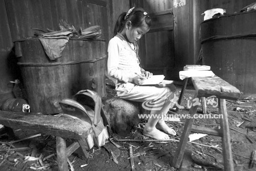 为减少鞋子磨损，在家也是光着脚的。