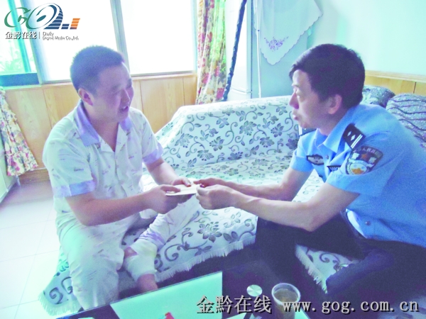 抓捕毒贩,面对寒光闪闪猎刀警察扑了上去