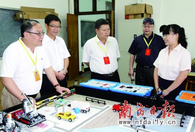 督导验收专家组查看学校第二课堂活动开展情况。