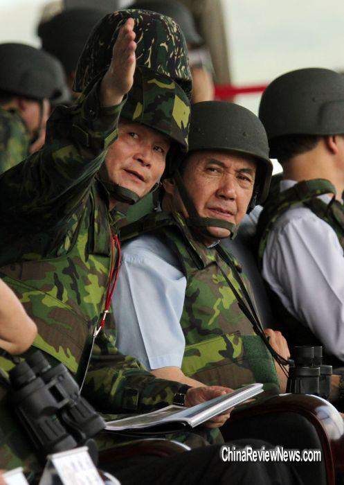 　　马英九（右）7日上午前往屏东恒春保力山三军联训基地，视导联勇操演，听取解说官介绍。图片来源：台湾“中央社”[详细]