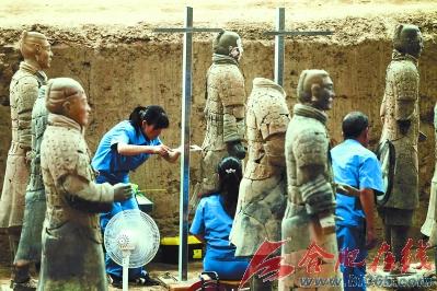 ○6月9日,考古人员在秦始皇兵马俑博物馆“百戏俑”坑进行发掘。
