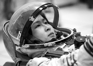 飞行任务的女航天员,刘洋将与战友景海鹏,刘旺一起乘坐第9艘神舟飞船