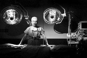 中山医院手术室,朱同玉站在手术台前。身体周刊记者 王辰 图