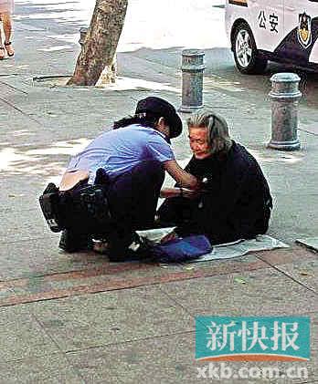 帮行乞老人穿衣服福州女警被赞最美警花