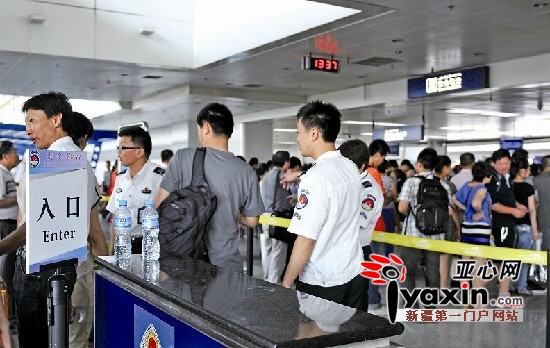 &nbsp;&nbsp;&nbsp;&nbsp;9日，乌鲁木齐国际机场T2航站楼，由于安检过程更加严格和仔细，乘机的旅客在安检门口排起了长队。
